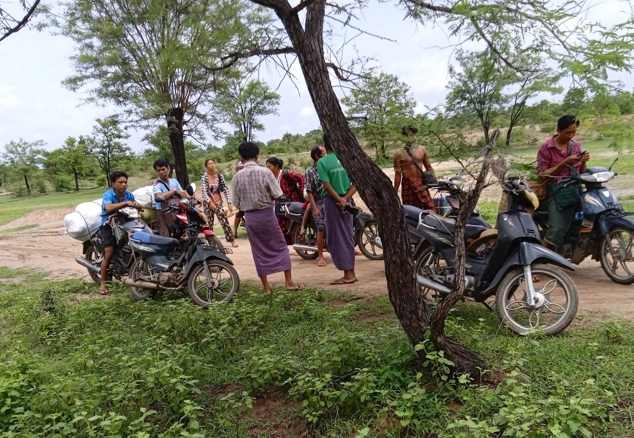 အင်အားရာချီ ပါသည့် စစ်ကြောင်းရန်ကြောင့် ပေါက် - ပခုက္ကူလမ်းပိုင်းပေါ်ရှိ ကျေးရွာမှ ဒေသခံ တစ်သောင်းကျော်မှာ မေလကုန်ပိုင်းကစပြီး စစ်ဘေးရှောင်နေရစဉ် (photo crd - အညာမြေအရပ်ဘက်လူမှုအဖွဲ့အစည်း - မြိုင်)