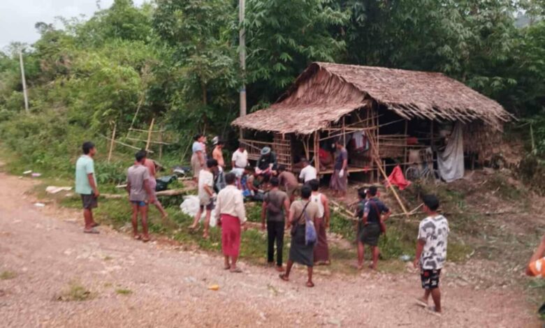 လက်နက်ကြီးကျည်ထိမှန်သည့်မိသားစုအားကယ်ဆယ်ရေးအဖွဲ့ကကူညီနေခြင်း Photo Credit - ပေးပို့