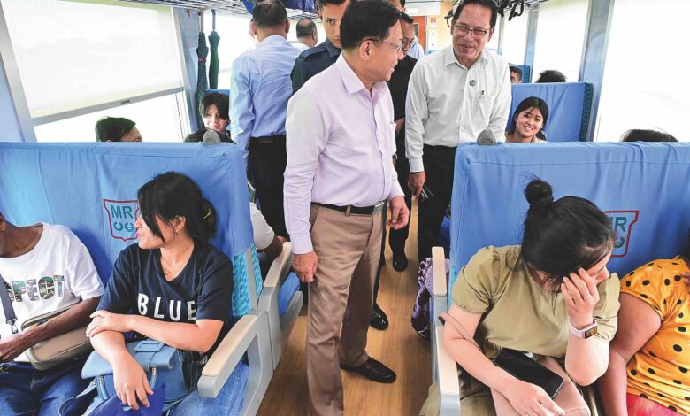 အာဏာသိမ်းစစ်ကောင်စီအမည်ကို နိုင်ငံတော်လုံခြုံရေးနှင့် အေးချမ်းသာယာရေးကော်မရှင်ဟု ပြောင်းလဲပြီး နှစ်ရက်အကြာ ၂၀၂၅ ဩဂုတ် ၂ ရက်နေ့က နေပြည်တော်-ရန်ကုန် ရထားပေါ်တွင် တွေ့ရသော စစ်ခေါင်းဆောင် ဗိုလ်ချုပ်မှူးကြီးမင်းအောင်လှိုင်။ (ဓာတ်ပုံ - စစ်ရုံး)