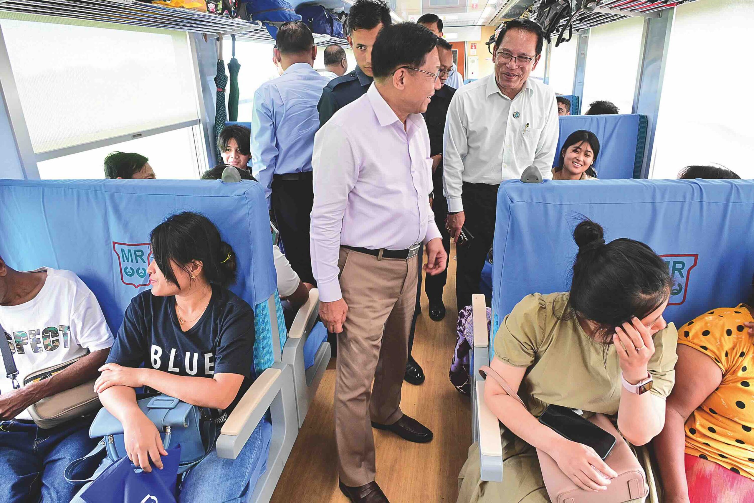 အာဏာသိမ်းစစ်ကောင်စီအမည်ကို နိုင်ငံတော်လုံခြုံရေးနှင့် အေးချမ်းသာယာရေးကော်မရှင်ဟု ပြောင်းလဲပြီး နှစ်ရက်အကြာ ၂၀၂၅ ဩဂုတ် ၂ ရက်နေ့က နေပြည်တော်-ရန်ကုန် ရထားပေါ်တွင် တွေ့ရသော စစ်ခေါင်းဆောင် ဗိုလ်ချုပ်မှူးကြီးမင်းအောင်လှိုင်။ (ဓာတ်ပုံ - စစ်ရုံး)