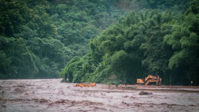 ချောင်းရေတက်ပြီးနောက် ယာဉ်များ မျောပါနေသည်ကို တွေ့ရစဉ်။ (ဓာတ်ပုံ-Simsa Kasa Multimedia)