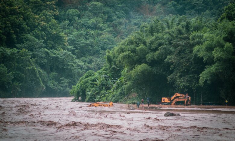 ချောင်းရေတက်ပြီးနောက် ယာဉ်များ မျောပါနေသည်ကို တွေ့ရစဉ်။ (ဓာတ်ပုံ-Simsa Kasa Multimedia)
