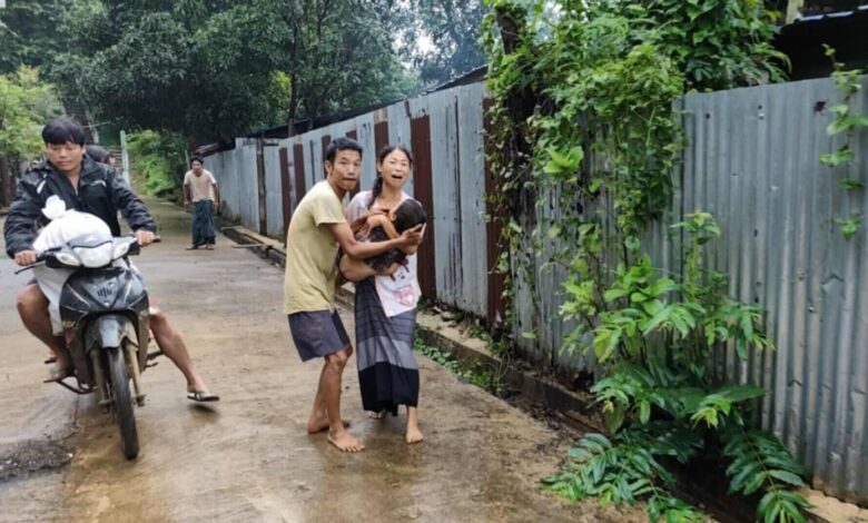 လက်နက်ကြီးပစ်ခတ်မှုကြောင့် တိမ်းရှောင်နေရသည့် ဖားကန့်ဒေသခံအချို့ကို တွေ့ရပုံ။ (ဓာတ်ပုံ - ပေးပို့)
