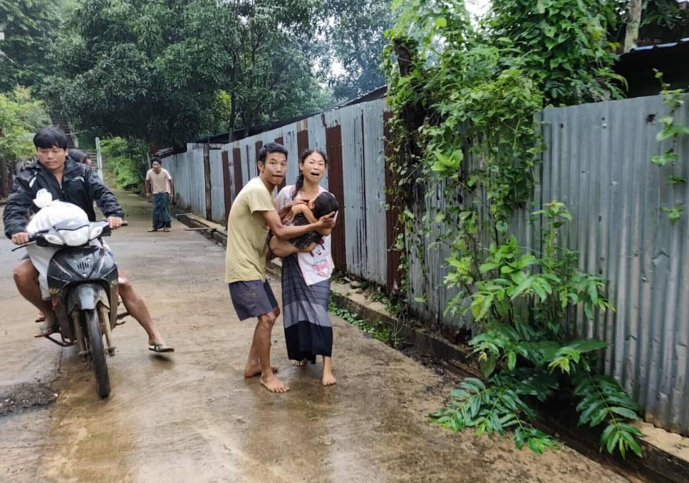 လက်နက်ကြီးပစ်ခတ်မှုကြောင့် တိမ်းရှောင်နေရသည့် ဖားကန့်ဒေသခံအချို့ကို တွေ့ရပုံ။ (ဓာတ်ပုံ - ပေးပို့)