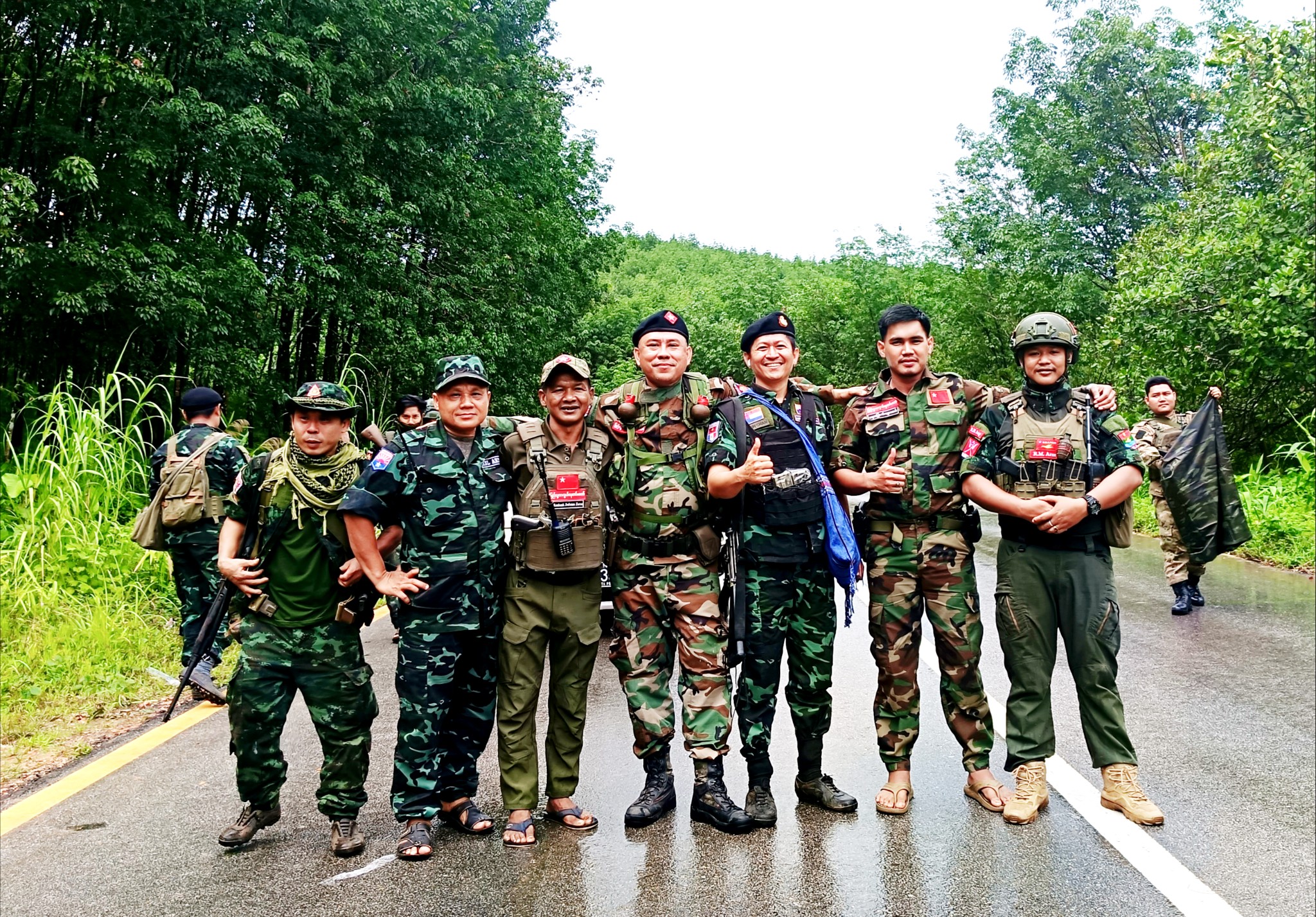ရေဖြူမြို့နယ်တွင် လှုပ်ရှားနေသည့် တော်လှန်ရေးတပ်များ (ဓာတ်ပုံ-ရဲဘော်ကိုချမ်း)