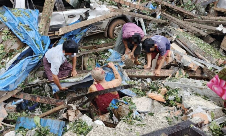 -မွန်ပြည်နယ်၊ ကျိုက်ထိုမြို့ ချမ်းမြေ့စုရွာရှိ ဘုန်းကြီးကျောင်း လေကြောင်းမှ ဗုံးကြဲခံရပြီးနောက် အပျက်အစီးကြားမှ ရဟန်းတစ်ပါးကို ကယ်ထုတ်နေစဉ်။ (ဓာတ်ပုံ-Nay P Latt)