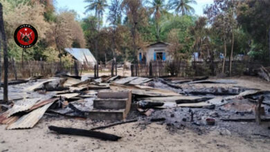 စစ်ကော်မရှင် တပ်သားများ မီးရှို့ဖျက်ဆီးခဲ့သည့် ရေယာဉ်ရွာ၊ ပြည်သူပိုင် နေအိမ်များကို တွေ့ရပုံ။ (ဓာတ်ပုံ − အညာမြေတပ်ပေါင်းစု)