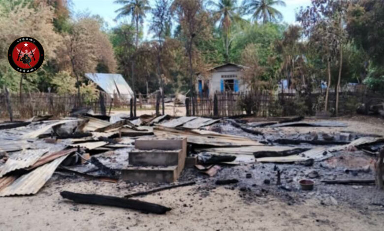 စစ်ကော်မရှင် တပ်သားများ မီးရှို့ဖျက်ဆီးခဲ့သည့် ရေယာဉ်ရွာ၊ ပြည်သူပိုင် နေအိမ်များကို တွေ့ရပုံ။ (ဓာတ်ပုံ − အညာမြေတပ်ပေါင်းစု)