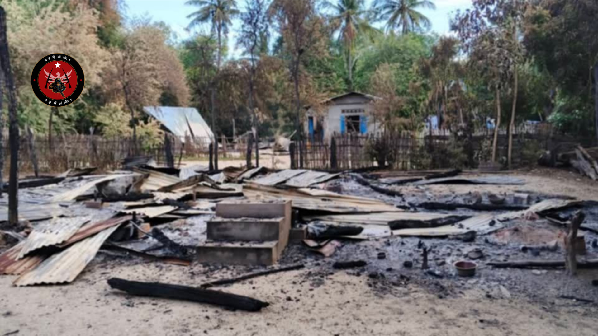 စစ်ကော်မရှင် တပ်သားများ မီးရှို့ဖျက်ဆီးခဲ့သည့် ရေယာဉ်ရွာ၊ ပြည်သူပိုင် နေအိမ်များကို တွေ့ရပုံ။ (ဓာတ်ပုံ − အညာမြေတပ်ပေါင်းစု)