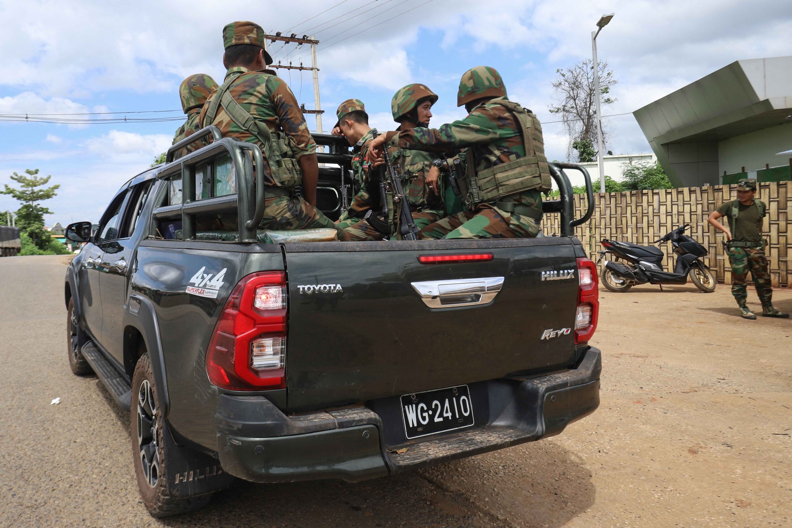 ၂၀၂၄၊ ဇူလိုင်လ၊ ၃ ရက်နေ့က ကျောက်မဲမြို့အနီး တွေ့ရသည့် TNLA တပ်ဖွဲ့ဝင်များ။ (ဓာတ်ပုံ- AFP)