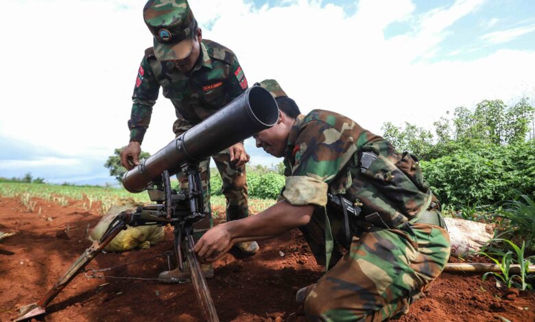 ၂၀၂၄၊ ဇူလိုင်လ၊ ၃ ရက်နေ့ က ကျောက်မဲမြို့အနီး လက်နက်ကြီးပစ်ခတ်ရန် ပြင်ဆင်နေသည့် TNLA တပ်ဖွဲ့ဝင်နှစ်ဦး။ (ဓာတ်ပုံ-AFP)