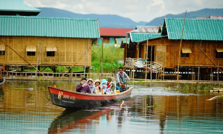 အင်းလေးဒေသခံများအတွက် အလှူရှင်များက ပြန်လည်တည်ဆောက်ပေးထားသော ရေပေါ်ဝါးအိမ်များ (ဓာတ်ပုံ - Home Again Myanmar)