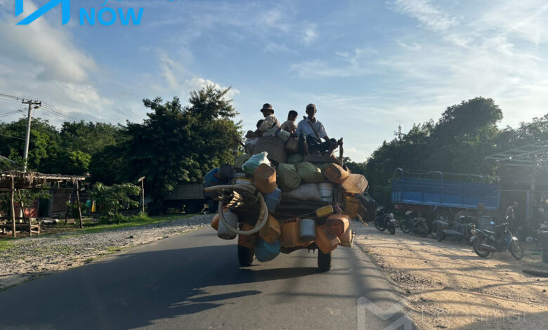 ယခုလ ပထမပတ်က သပိတ်ကျင်းမြို့နယ်အတွင်းမှ ဒေသခံအချို့လည်း စိုးရိမ်မှုကြောင့် တိုက်ပွဲများနှင့် ဝေးရာသို့ ပြောင်းရွှေ့နေသည်ကို တွေ့ရစဉ်။ (ဓာတ်ပုံ-မိုးဦး)