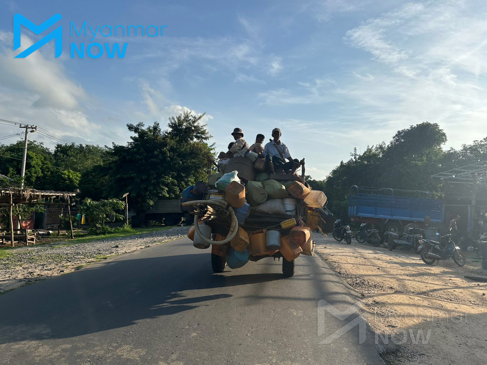 ယခုလ ပထမပတ်က သပိတ်ကျင်းမြို့နယ်အတွင်းမှ ဒေသခံအချို့လည်း စိုးရိမ်မှုကြောင့် တိုက်ပွဲများနှင့် ဝေးရာသို့ ပြောင်းရွှေ့နေသည်ကို တွေ့ရစဉ်။ (ဓာတ်ပုံ-မိုးဦး)