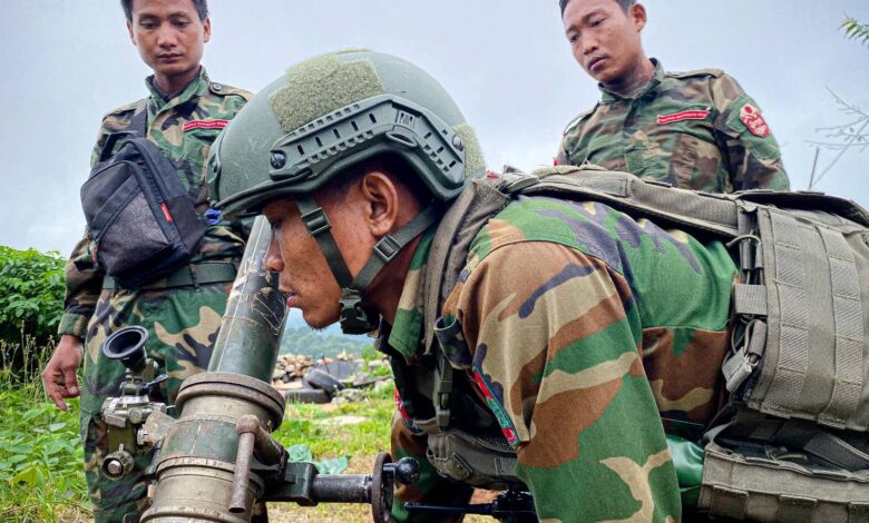 ၂၀၂၄ နှစ်ဆန်း ၁၀၂၇ စစ်ဆင်ရေးအတွင်း တအာန်းပြည်သူ့ လွတ်မြောက်ရေးအဖွဲ့ဝင်များအားရှေ့တန်းစစ်မျက်နှာတွင် တွေ့မြင်ရပုံ။ (Myanmar Now)