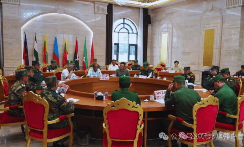 “ဝ” ပြည် သွေးစည်းညီညွတ်ရေးတပ် ဌာနချုပ်ရှိရာ ပန်ခမ်းမြို့တွင် ကိုးကန့်တပ်၊ တအာင်းတပ်၊ ရှမ်းပြည်တပ်မတော် (SSA-N) ကိုယ်စားလှယ်များနှင့် “ဝ” ခေါင်းဆောင်များ သြဂုတ်လ၊ ၂၀ ရက်နေ့က အစည်းအဝေးကျင်းပခဲ့ပုံ။ (ပုံ-WSTV)