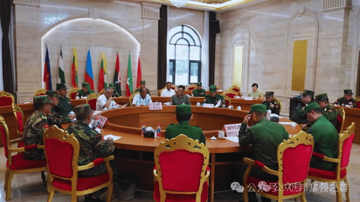 “ဝ” ပြည် သွေးစည်းညီညွတ်ရေးတပ် ဌာနချုပ်ရှိရာ ပန်ခမ်းမြို့တွင် ကိုးကန့်တပ်၊ တအာင်းတပ်၊ ရှမ်းပြည်တပ်မတော် (SSA-N) ကိုယ်စားလှယ်များနှင့် “ဝ” ခေါင်းဆောင်များ သြဂုတ်လ၊ ၂၀ ရက်နေ့က အစည်းအဝေးကျင်းပခဲ့ပုံ။ (ပုံ-WSTV)