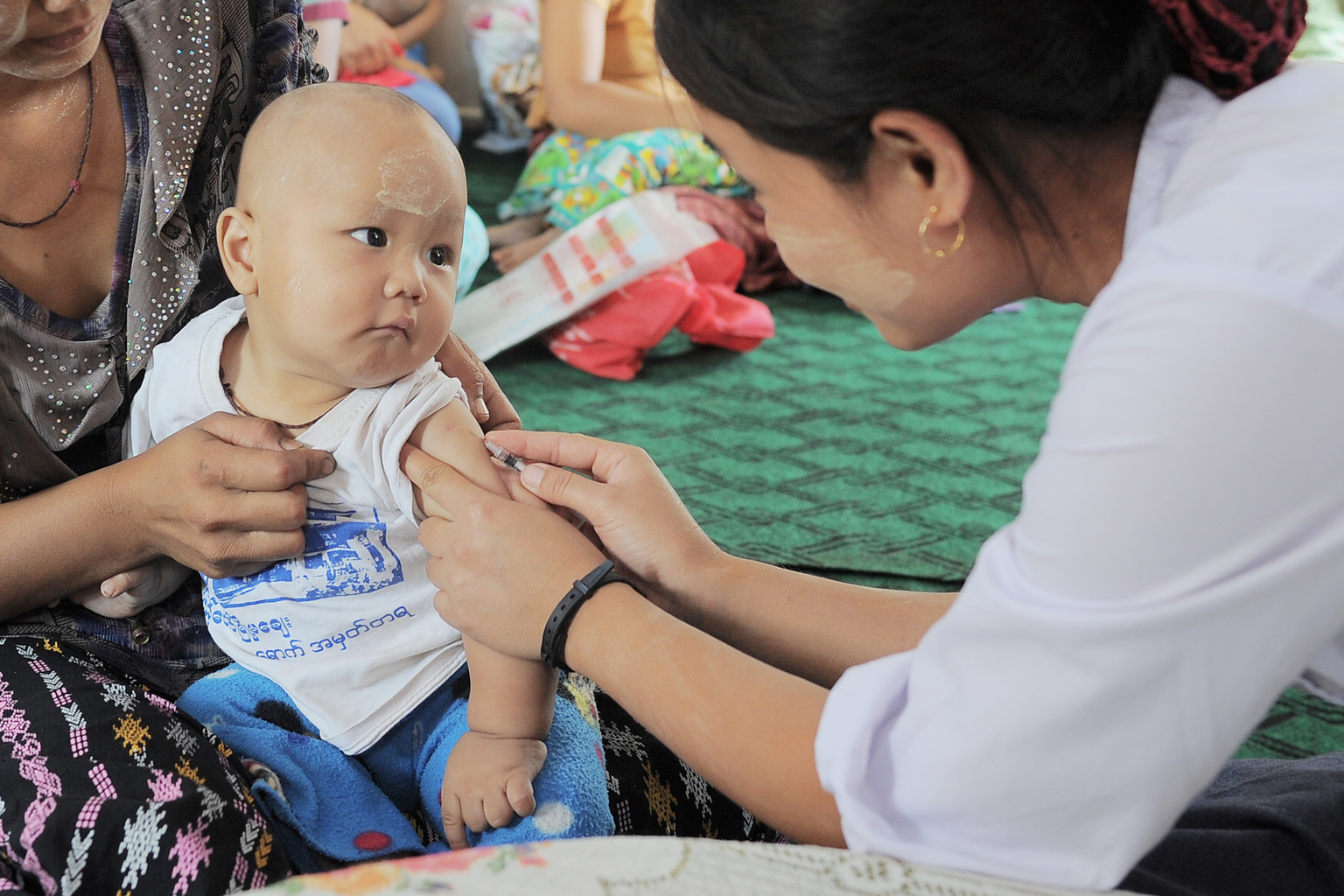 ၂၀၂၂ ခုနှစ် မေလ အတွင်း မြန်မာနိုင်ငံရှိ ကလေးတစ်ဦးကို ကာကွယ်ဆေးထိုးပေးနေစဉ်။ (ဓာတ်ပုံ - UNICEF Myanmar)