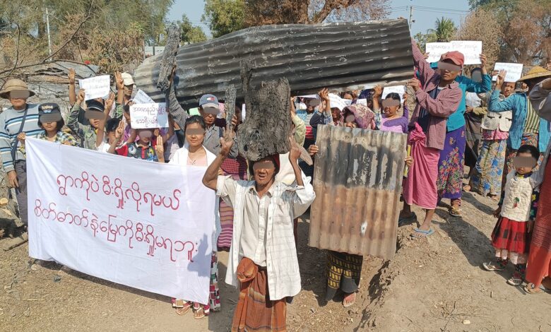 စစ်ကိုင်းတိုင်း၊ ပုလဲမြို့နယ်အတွင်း နေအိမ်များ မီးရှို့ဖျက်ဆီးခံရပြီးနောက် နေစရာအိမ်မရှိတော့သည့် အညာသားများက စစ်အာဏာရှင်အလိုမရှိကြောင်း ငြိမ်းချမ်းစွာ ချီတက်ဆန္ဒပြ တောင်းဆိုခဲ့ကြသည်ကို ၂၀၂၂ ခုနှစ် ဖေဖော်ဝါရီလက တွေ့ရစဉ်။ (ဓာတ်ပုံ- ပုလဲလူထုသပိတ်တိုက်ပွဲဦးဆောင်ကော်မတီ)
