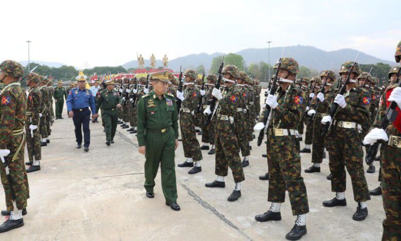 (၇၉) နှစ်မြောက်၊ တပ်မတော်နေ့အခမ်းအနားတွင် ချီတက်မည့် တပ်ဖွဲ့ဝင်များကို စစ်တပ်ဒုခေါင်းဆောင် ကြည့်ရှုစစ်ဆေးနေခြင်း Photo Credit - စွမ်းအားရှင် တယ်လီဂရမ်