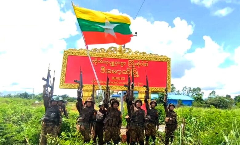 ဒီးမော့ဆိုကို ပြန်သိမ်းလိုက်သည့် စစ်ကော်မရှင်တပ်ဖွဲ့ဝင်များ Photo Credit- ကျော်စွာတယ်လီဂရမ်