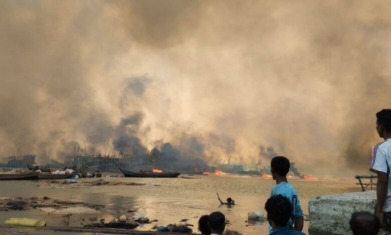 ၂၀၂၅ ဇန်နဝါလ ၈ ရက်နေ့က ရခိုင်ပြည်နယ်၊ ရမ်းဗြဲမြို့ ကျေးရွာတစ်ရွာကို အာဏာသိမ်းစစ်တပ် က ဗုံးကြဲတိုက်ခိုက်ခဲ့ရာ ထိုရွာတွင် နေထိုင်သူအများအပြား ထိခိုက် သေဆုံးကြရသည်။ တိုက်ခိုက်မှုအပြီး ကျောက်နီမော်ကျေးရွာတွင် ရုပ်အလောင်း ၂၆ ခု တွေ့ရှိရသည်ဟု ကနဦးသတင်းပေးပို့ချက်များ အရ သိရသည်။ (ဓာတ်ပုံ - ပေးပို့)