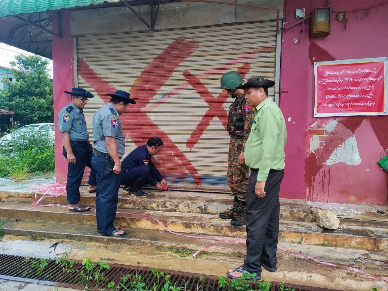 -နောင်ချိုမြို့တွင်း ချိပ်ပိတ်နေသော စစ်ကောင်စီတစ်ဖြစ်လဲ စစ်ကော်မရှင်တပ်ဖွဲ့ဝင်များ။