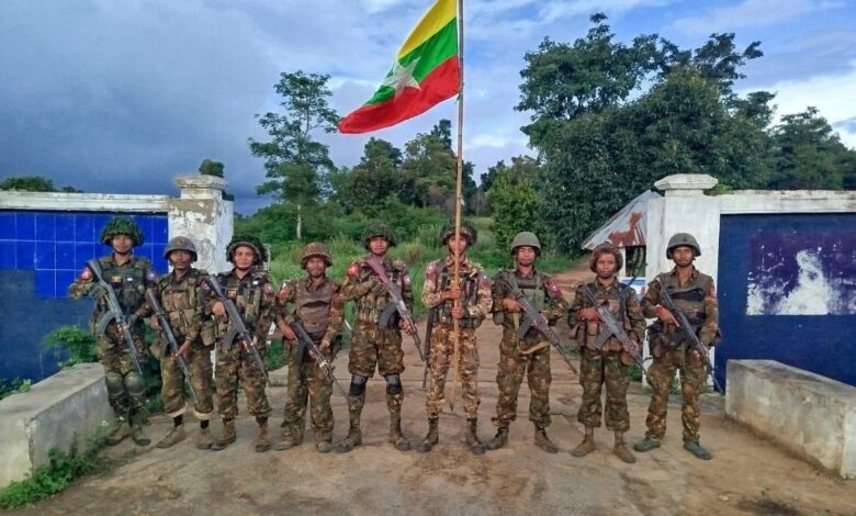 ဒိုးပင်ရွာ ရဲစခန်းနှင့် စာသင်ကျောင်းအား သိမ်းပိုက်ခဲ့သည့် စစ်ကောင်စီ တပ်သားများအား တွေ့ရစဉ်