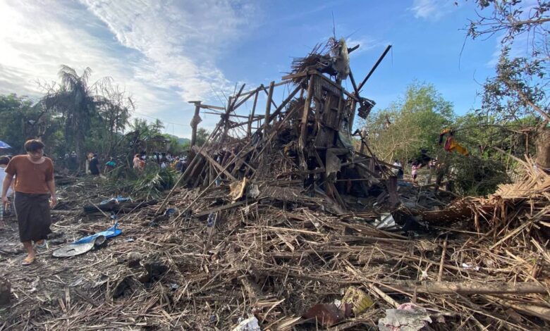 -သြဂုတ် ၂၅ ၊ည ၁၁ နာရီကျော်က အာဏာသိမ်းစစ်တပ်က ဗုံးကြဲမှုကြောင့် နေအိမ်များ ပျက်စီးမှု မြင်ကွင်း။ (ဓာတ်ပုံ-ကျော်မင်းလွင်)