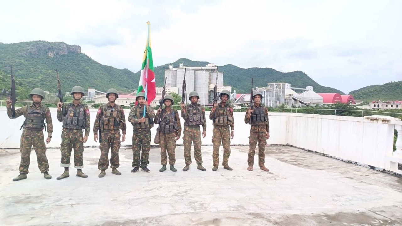 မြဝတီက ထုတ်ပြန်သော အယ်လ်ဖာဘိလပ်မြေစက်ရုံရှေ့မှ စစ်သားများ။