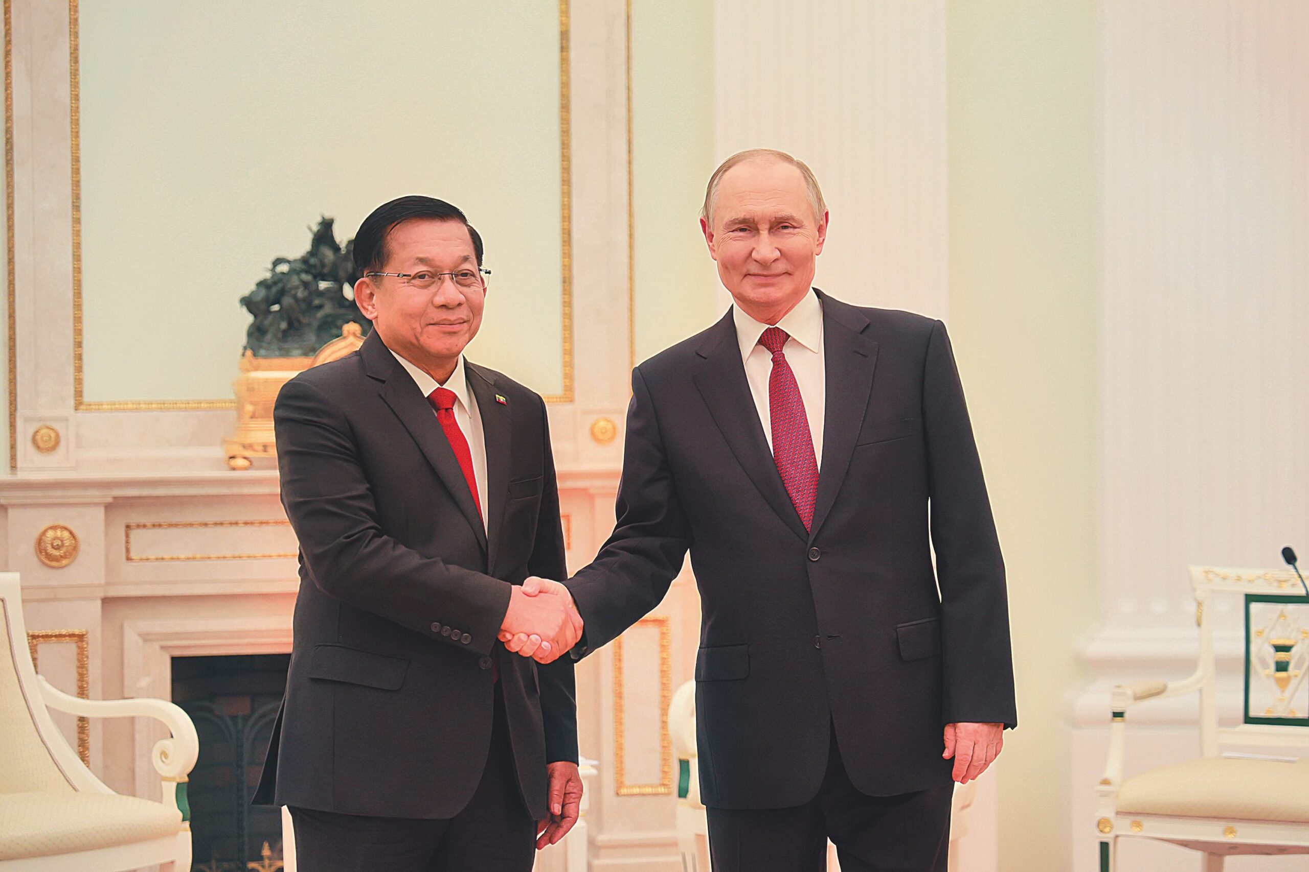 - စက်တင်ဘာလ ၂၅ ရက်နေ့က ကရင်မလင်နန်းတော်၌ ရုရှားသမ္မတနှင့်တွေ့ဆုံနေသော စစ်ခေါင်းဆောင်။ (ဓာတ်ပုံ-တပ်မတော်ကာကွယ်ရေးဦးစီးချုပ်ရုံး)