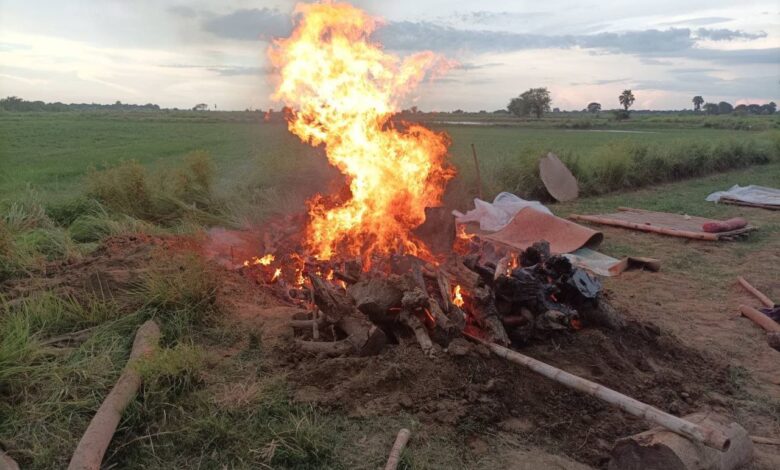 သေဆုံးသူအမျိုးသမီးများကို ယမန်နေ့ညနေက မီးရှို့သင်္ဂြိုဟ်ခဲ့စဉ်။ (ဓာတ်ပုံ- Info Committee Yesagyo)