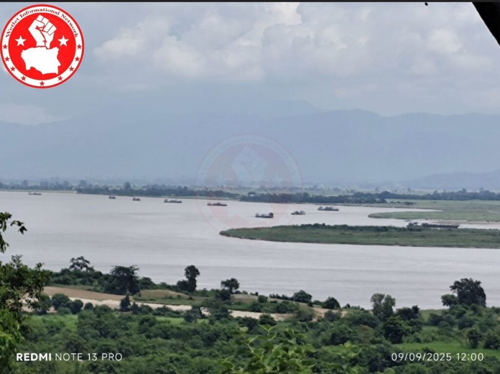 စက်တင်ဘာလ ၉ ရက်နေ့က ဝက်လက်မြို့နယ် ရှိမ်းမကားရွာရှေ့ မြစ်ကြောင်းထဲတွင် ကျောက်ဆူးချ ရပ်တန့်ထားသော စစ်သင်္ဘောများ ။ (ဓာတ်ပုံ- Wetlet Informational Network)
