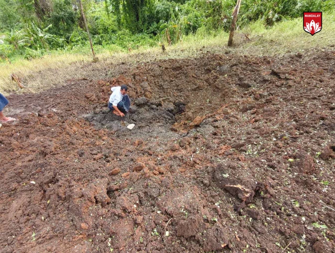 စက်တင်ဘာလ ၁၃ ရက်နေ့က သပိတ်ကျင်းမြို့နယ် ညောင်ပင်သာကျေးရွာတွင် ဗုံးကျရောက်ပေါက်ကွဲထားစဉ်။ (ဓာတ်ပုံ- MDY-PDF)