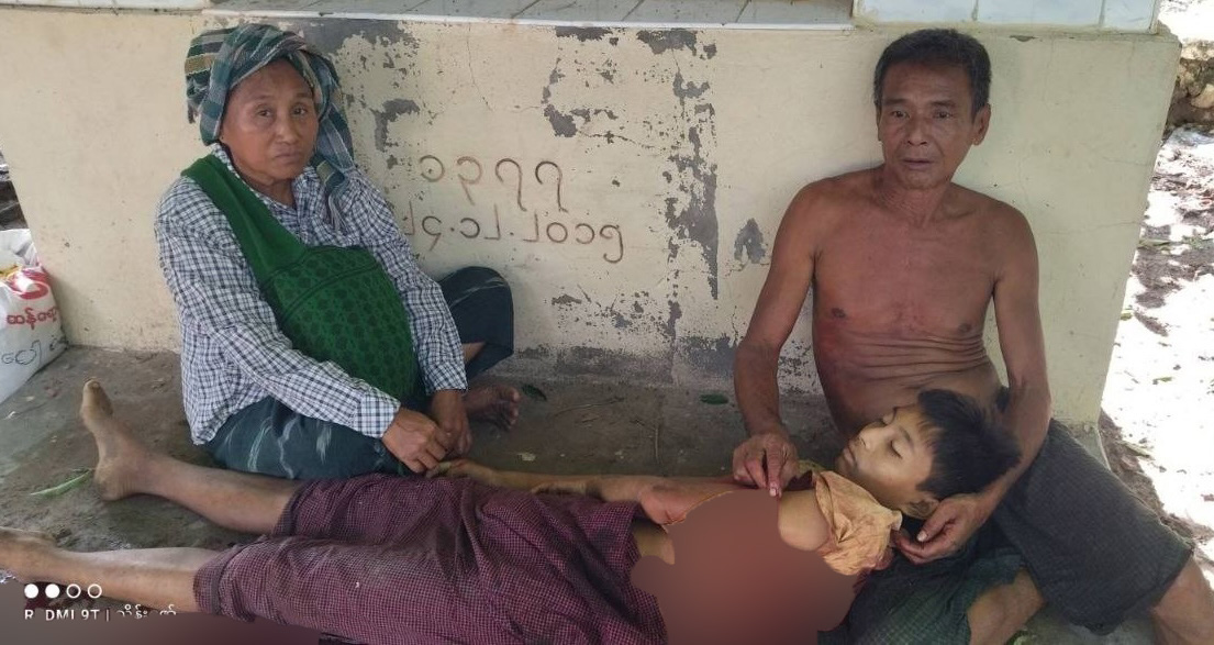 ဒီဃာရွာလေကြောင်းတိုက်ခိုက်မှုအတွင်း သေဆုံးသွားသော ကလေးတစ်ဦးအား ပွေ့ထားစဉ်။ (ဓာတ်ပုံ-Vomdy)