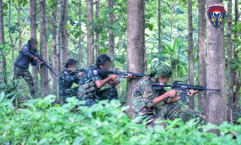 ၂၀၂၂ ခုနှစ် အောက်တိုဘာလအတွင်းက ရှေ့တန်းတွင် တွေ့ရသော KNU တပ်ဖွဲ့ဝင်အချို့။ (ဓာတ်ပုံ-Cobra Column)