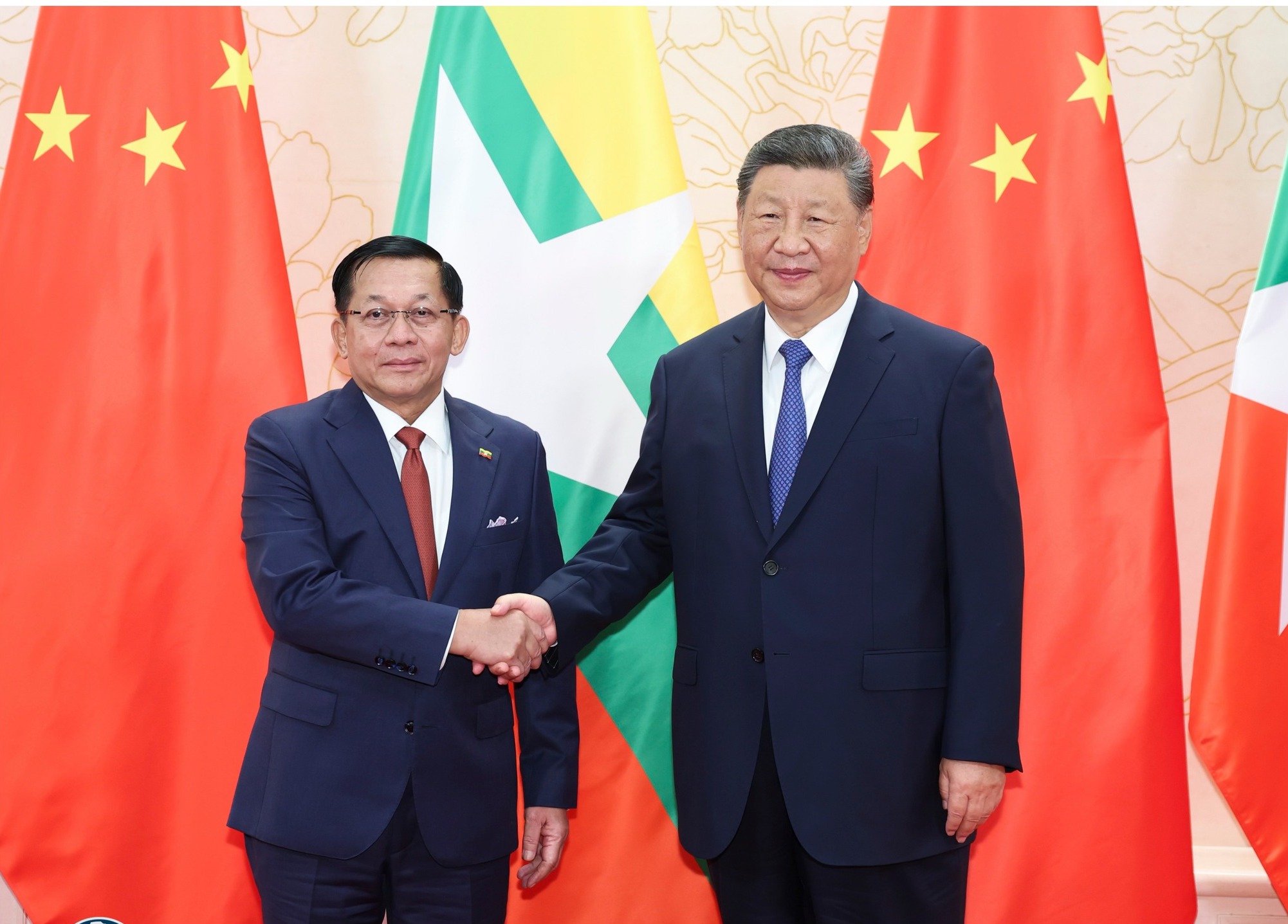 တရုတ်သမ္မတ ရှီကျင့်ဖျင်နှင့် မြန်မာစစ်ခေါင်းဆောင်တို့ကို ဩဂုတ်လ ၃၁ ရက်နေ့က တွေ့ရပုံ။ (ဓာတ်ပုံ − EPA)