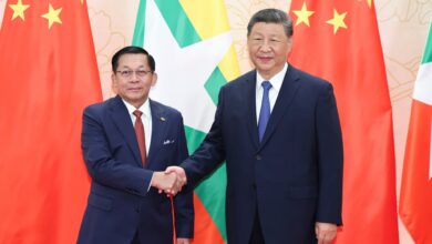 တရုတ်သမ္မတ ရှီကျင့်ဖျင်နှင့် မြန်မာစစ်ခေါင်းဆောင်တို့ကို ဩဂုတ်လ ၃၁ ရက်နေ့က တွေ့ရပုံ။ (ဓာတ်ပုံ − EPA)