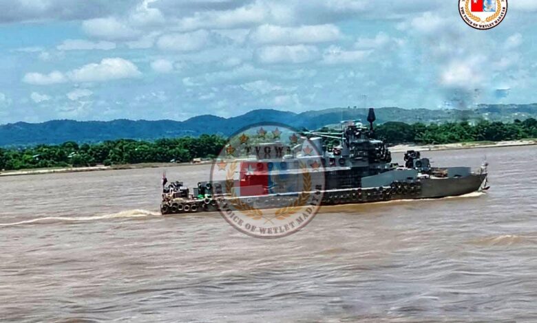 -သပိတ်ကျင်းနယ်အတွင်း ဝင်ရောက်လာသော ဗန်းမော်မှ စုန်ဆင်းလာသော စစ်သင်္ဘောများအနက်မှ တစ်စီးကို ယနေ့ ညနေက တွေ့ရစဉ်။ (ဓာတ်ပုံ-The voice of wetlet madayar)