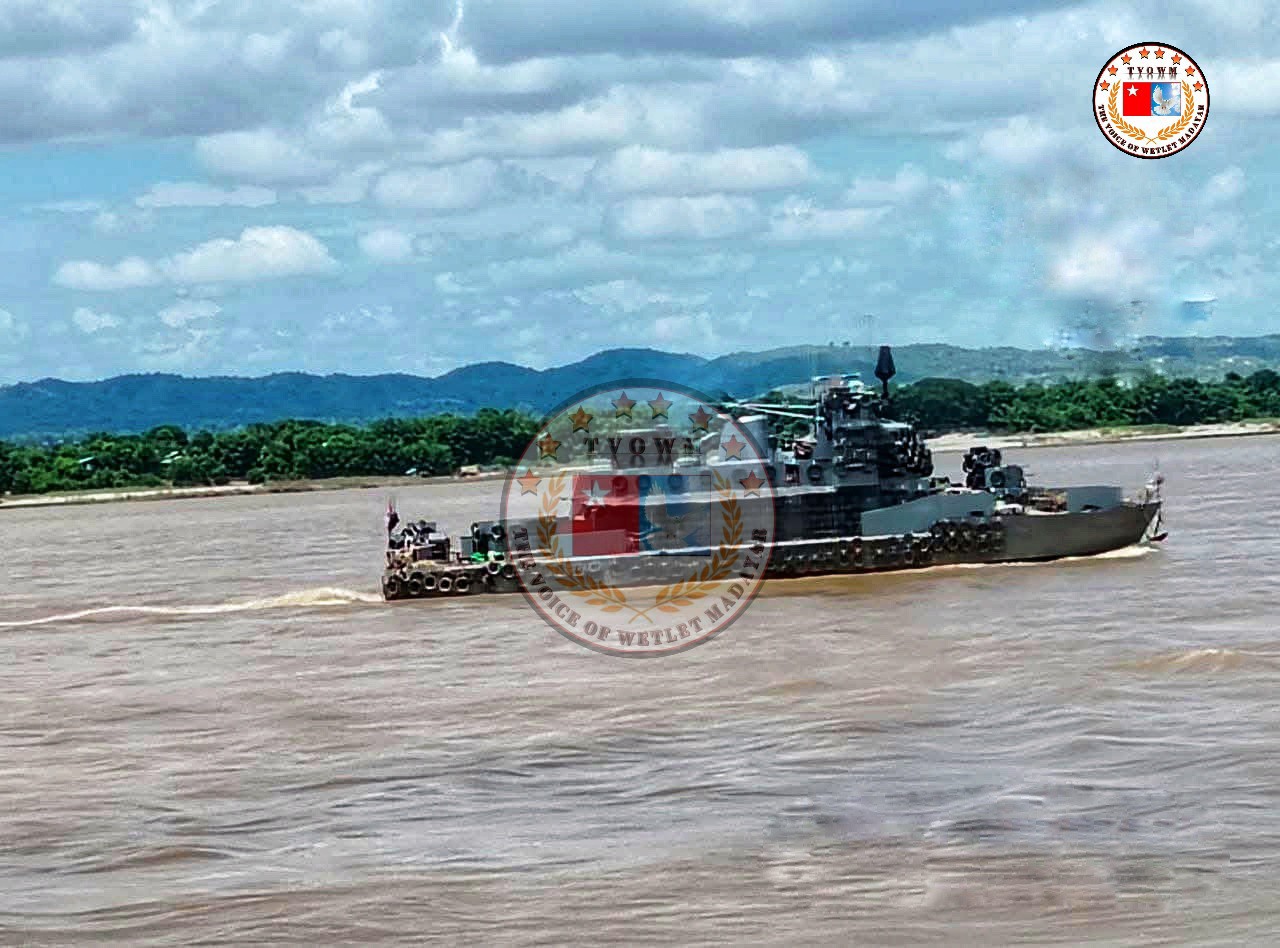-သပိတ်ကျင်းနယ်အတွင်း ဝင်ရောက်လာသော ဗန်းမော်မှ စုန်ဆင်းလာသော စစ်သင်္ဘောများအနက်မှ တစ်စီးကို ယနေ့ ညနေက တွေ့ရစဉ်။ (ဓာတ်ပုံ-The voice of wetlet madayar)