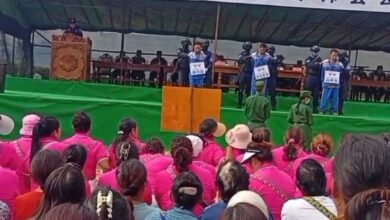 လူသတ်မှုနှင့် ပြန်ပေးဆွဲမှု ကျူးလွန်သည်ဟု စွပ်စွဲခံရသူများအား တွေ့ရစဉ်။ (ဓာတ်ပုံ-ပေးပို့)