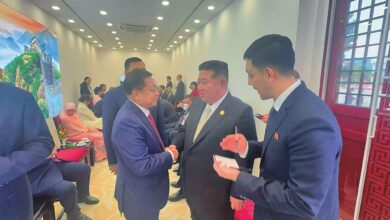 တရုတ်နိုင်ငံခရီးစဉ်အတွင်း မြောက်ကိုရီးယားခေါင်းဆောင်နှင့် အတူတွေ့ရသည့် စစ်ခေါင်းဆောင်