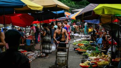 ရန်ကုန်မြို့ လမ်းဘေးဈေးတစ်ခုအတွင်း လူအများသွားလာနေကြသည်ကို ဩဂုတ်လ ၄ ရက်နေ့က တွေ့ရစဉ်။ (ဓာတ်ပုံ-AFP)