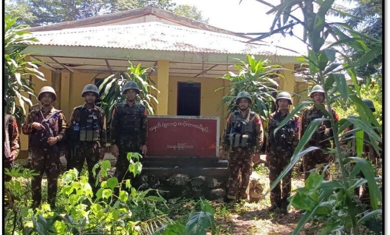 -အမှတ် (၅၀၁၄) တင့်ကားတပ်အနီး တွေ့ရသည့် အာဏာသိမ်းစစ်တပ် တပ်ဖွဲ့ဝင်များ။