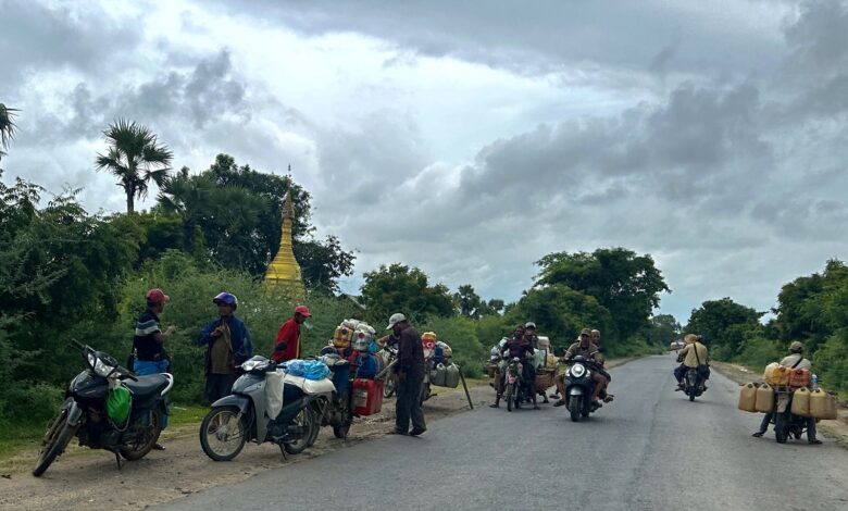 ဩဂုတ်လ ၂၈ ရက်နေ့ က ရွှေဘို-မြစ်ကြီးနားကားလမ်းပေါ်တွင် စစ်ဘေးတိမ်းရှောင်လာသော ခင်ဦးဒေသခံများကို တွေ့ရစဉ်။ (ဓာတ်ပုံ-မိုးဦး)
