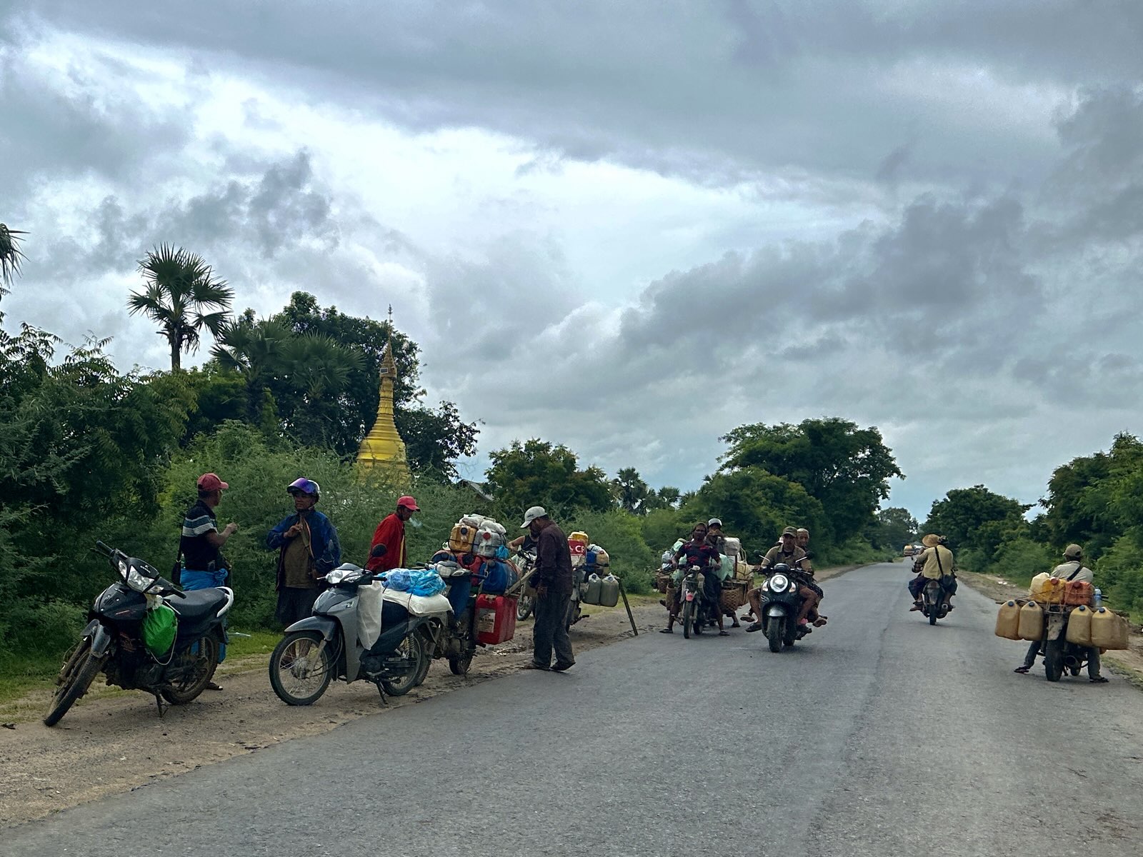 ဩဂုတ်လ ၂၈ ရက်နေ့ က ရွှေဘို-မြစ်ကြီးနားကားလမ်းပေါ်တွင် စစ်ဘေးတိမ်းရှောင်လာသော ခင်ဦးဒေသခံများကို တွေ့ရစဉ်။ (ဓာတ်ပုံ-မိုးဦး)