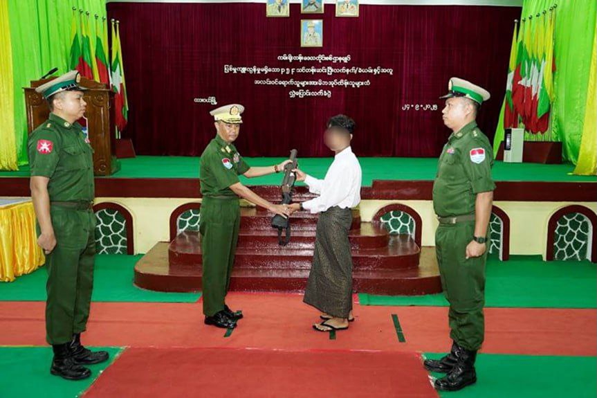 ကမ်းရိုးတန်းစစ်ဌာနချုပ်သို့ ဘက်ပြောင်းခိုလှုံလာသူများအား စက်တင်ဘာလ ၂၄ ရက်နေ့က ထုတ်ပြန်ထားသည်။ (ဓာတ်ပုံ-CINCDS)