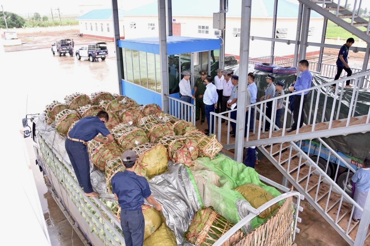ဇူလိုင် ၁၇ ရက်နေ့က စစ်ကော်မရှင်၏ ပဲခူးတိုင်းဝန်ကြီးချုပ်နှင့်အဖွဲ့ ညောင်ခါးရှည်စစ်ဆေးရေးဂိတ်တွင် ကုန်တင်ယာဉ်များကို စစ်ဆေးနေစဉ်(ဓာတ်ပုံ - စစ်ကော်မရှင်)
