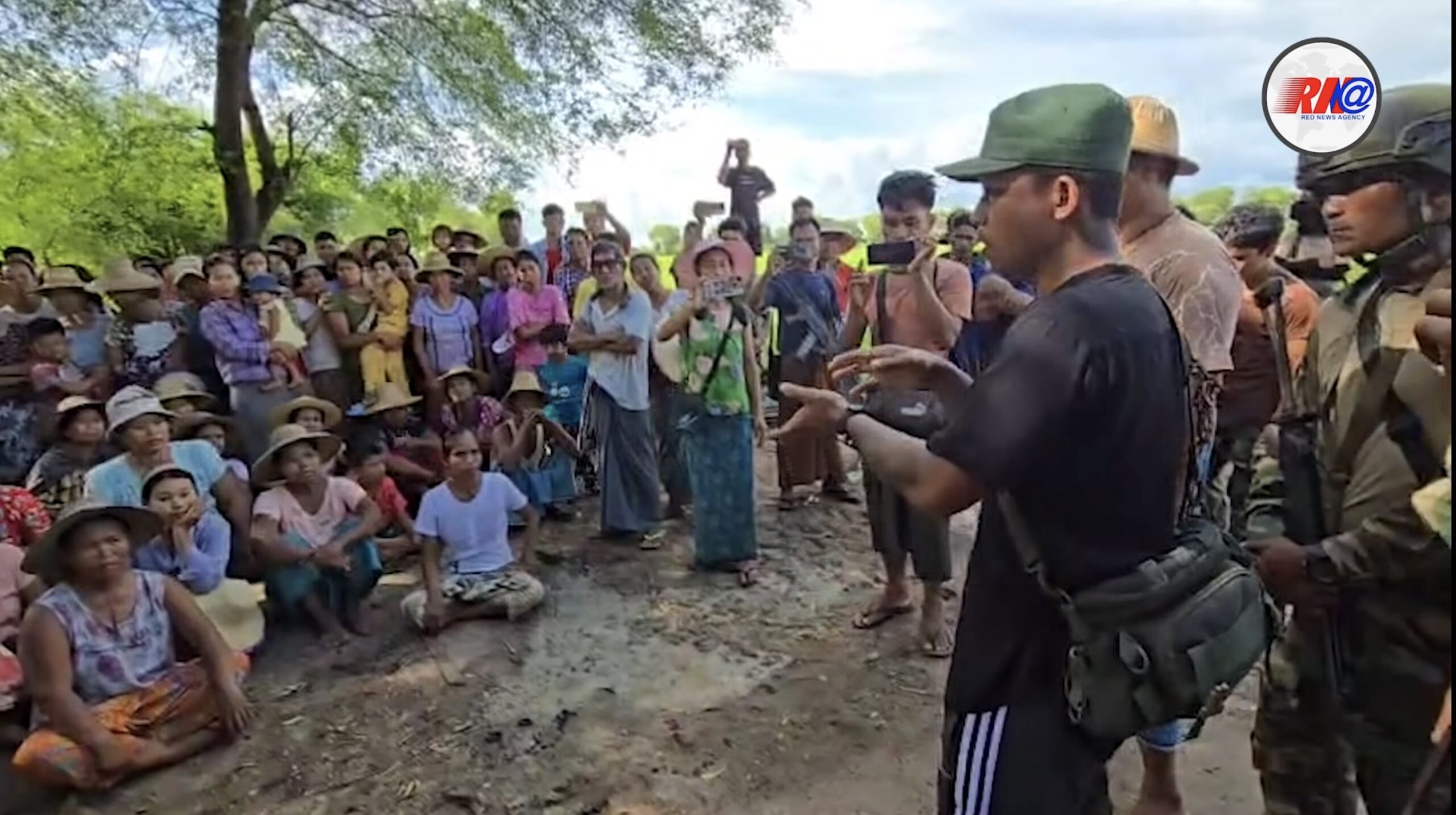 ရွာသာကြီးရွာဒေသခံများနှင့်လက်နက်ကိုင်အဖွဲ့များ သက်ငယ်မုဒိမ်းကိစ္စ အပြစ်ပေးရေး ပြောဆို နေကြစည်။ (ဓာတ်ပုံ-Red News Agency ရုပ်သံမှ)