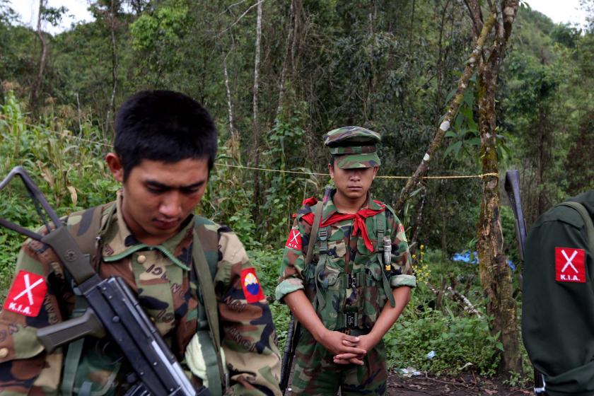 ၂၀၁၂ ခုနှစ် နံနက်ခင်းတစ်ခုတွင် ဆုတောင်းနေကြသော ကချင်ပြည်နယ်၊ မိုင်ဂျာယန်ဒေသမှ KIA စစ်သားများ (ဓာတ်ပုံ - EPA)
